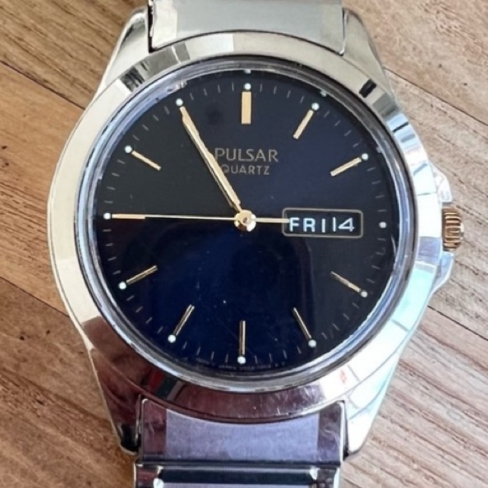 Pulsar mens silver tone black dial dress watch NEW BATTERY